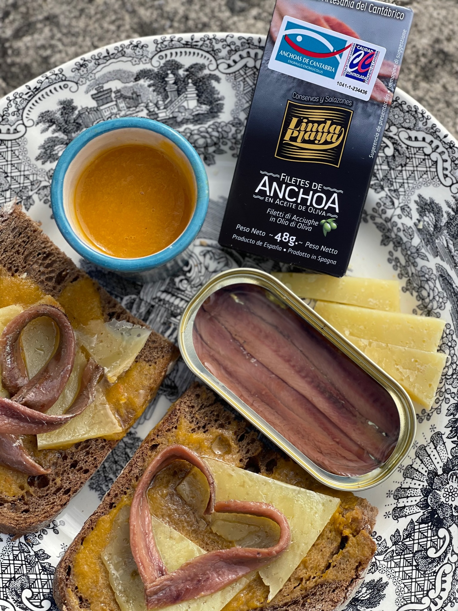 aperitivo de anchoas en forma de corazón